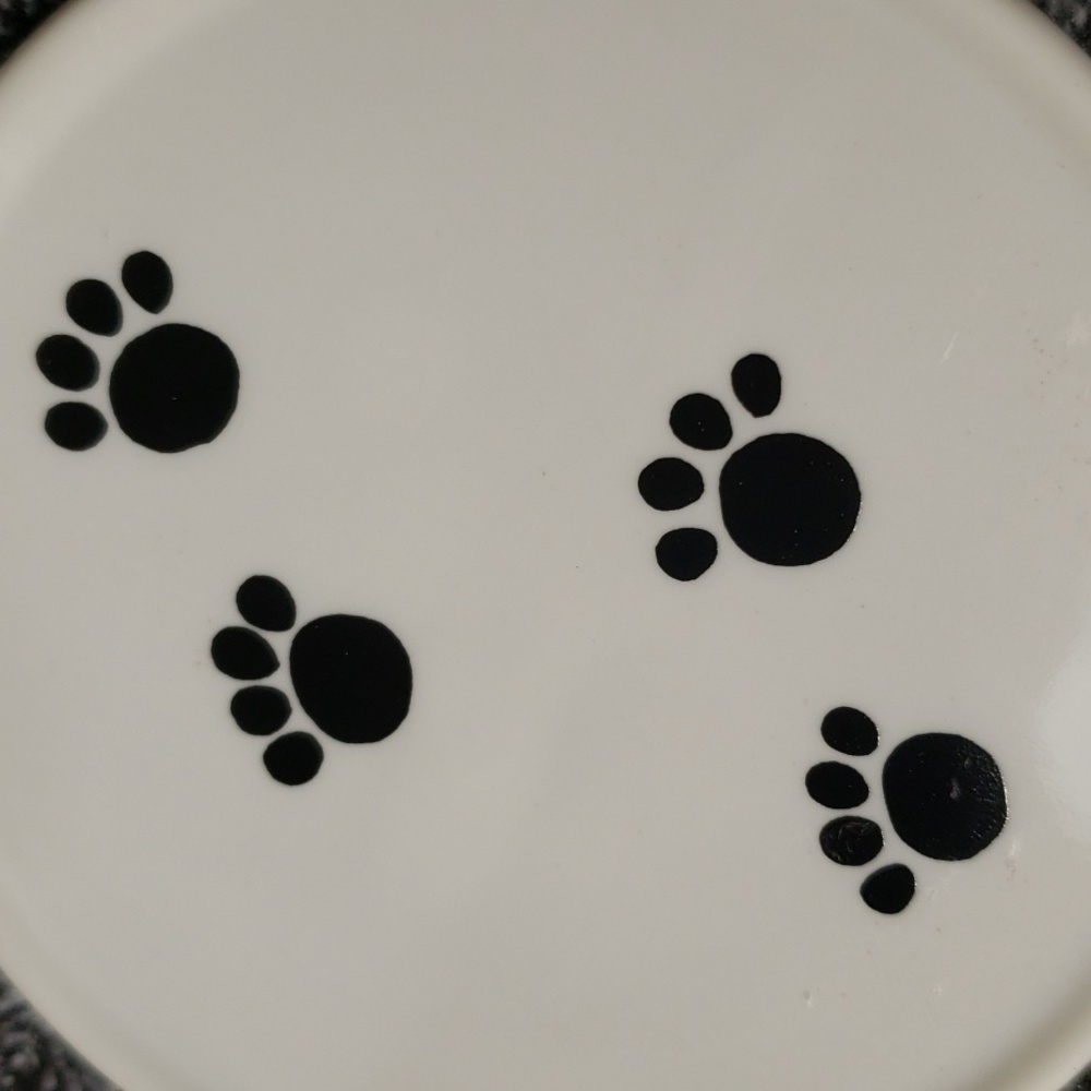 Painted Gray Tabby Cat Mug With Tail on Handle & Paw Print Lid/Saucer - Picture 5 of 6